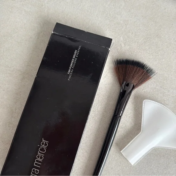 Laura Mercier Fan Powder Brush - Picture 2 of 7